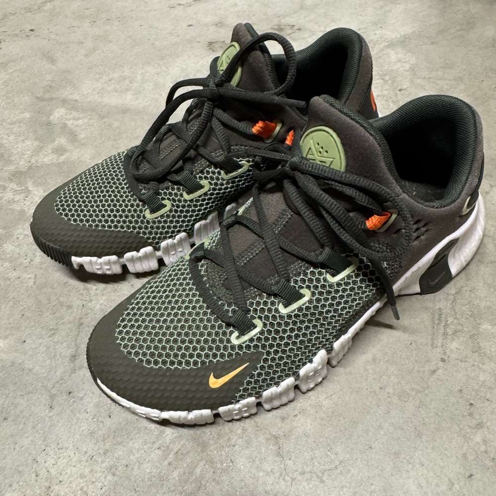 Nike Free Metcon 4 green and white size 7 in men size 8.5 in women’s